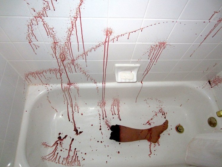 Kúpeľňa ozdobená krvavou nohou vo vani halloween-party-dekoracia-zla-biela-obkladacka-krvavé škvrny