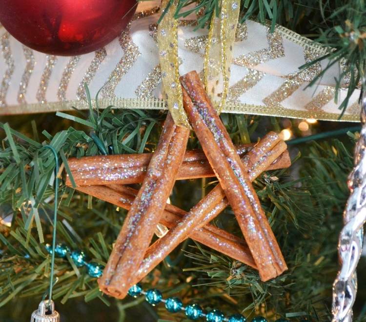 Tinker vianočné ozdoby sami - hviezda zo škoricových tyčiniek kutilstvo-vianočné dekorácie-hviezdy-škorica-drievka-drotár