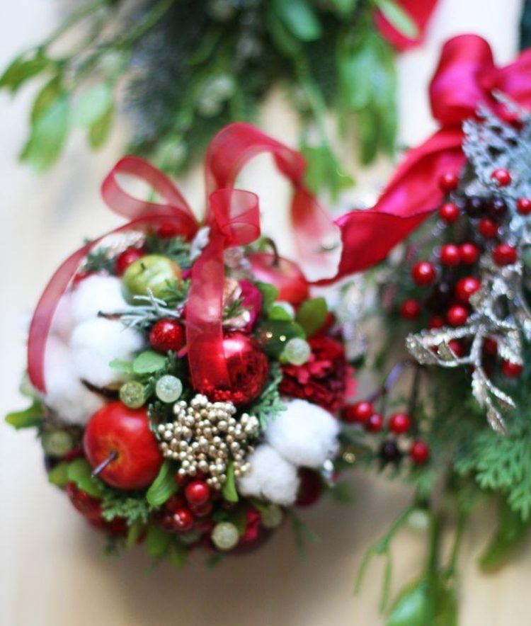 Ozdobte gule vianočného stromčeka mini jablkami a zeleňou diy-vianoce-ozdoby-gule-mini-jablko-zelene