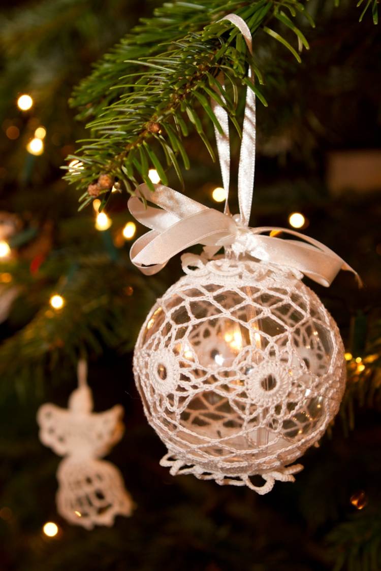 Sklenená guľa s bielym háčkovaným krytom diy-vianočné dekorácie-sklenená guľa-háčkovaná-obálka
