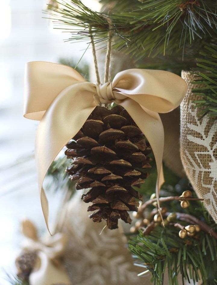 Ozdoby na vianočný stromček z borovicovej šišky s mašličkou krémovej farby DIY vianočné ozdoby šiška stuha zo slonoviny