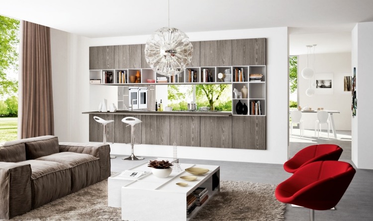 Deliaca miestnosť medzi obývacou izbou a kuchynskou časťou ako kuchynská linka a nástenná polica nápady na zariadenie-obývačka-otvorená-kuchyňa-sivá-deliaca stena-kuchynská linka-nástenná polica-drevený vzhľad-gauč-kreslo-červená