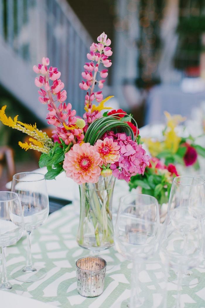 nápady-dekorácia-pláž-svadobná kytica-farebné-lampáše