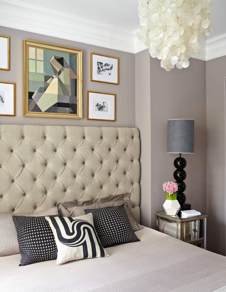 svetlo šedá farba na stenu s teplým podtónom do spálne Farebné nápady pre spálňu taupe-stena farba-béžová-čalúnená-čelo postele