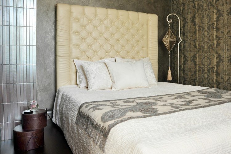 farba sivým efektom, strieborné obklady a tapety s marockými motívmi kombinácia spálne-stena-dizajn-šedá-štruktúra-stena-farba-dlaždice-tapeta