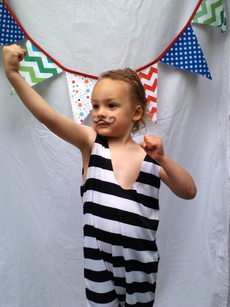 Výroba detských kostýmov - námorník s pruhovaným oblekom karneval-kostýmy-deti-make-up-drotárstvo-nápady-zdanlivo vtipné-pruhy-fúzy