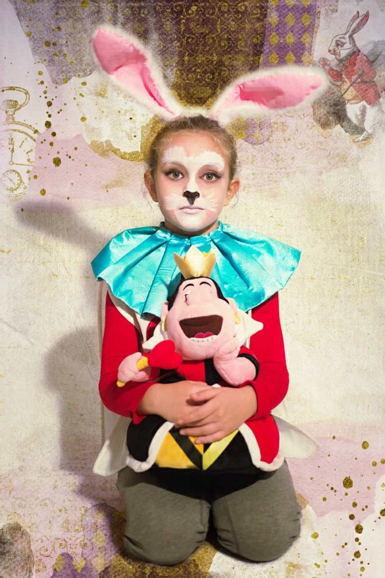 Karnevalové kostýmy pre deti - vtipné nápady na napodobenie karnevalové kostýmy-deti-biely-králik-alice-krajina zázrakov-prestrojená bábika