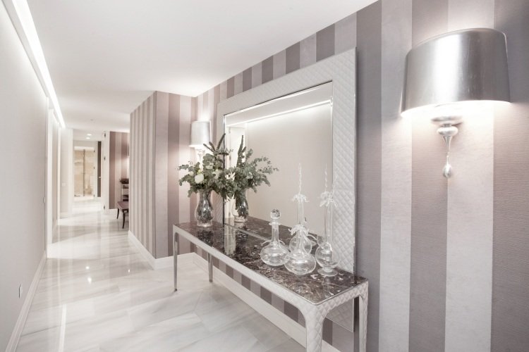 sála-dekorácia-nápady-zvislé-pruhy-strieborno-biela