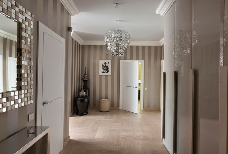 chodba-dekorácia-nápady-stena-zrkadlo-tapeta-pásy