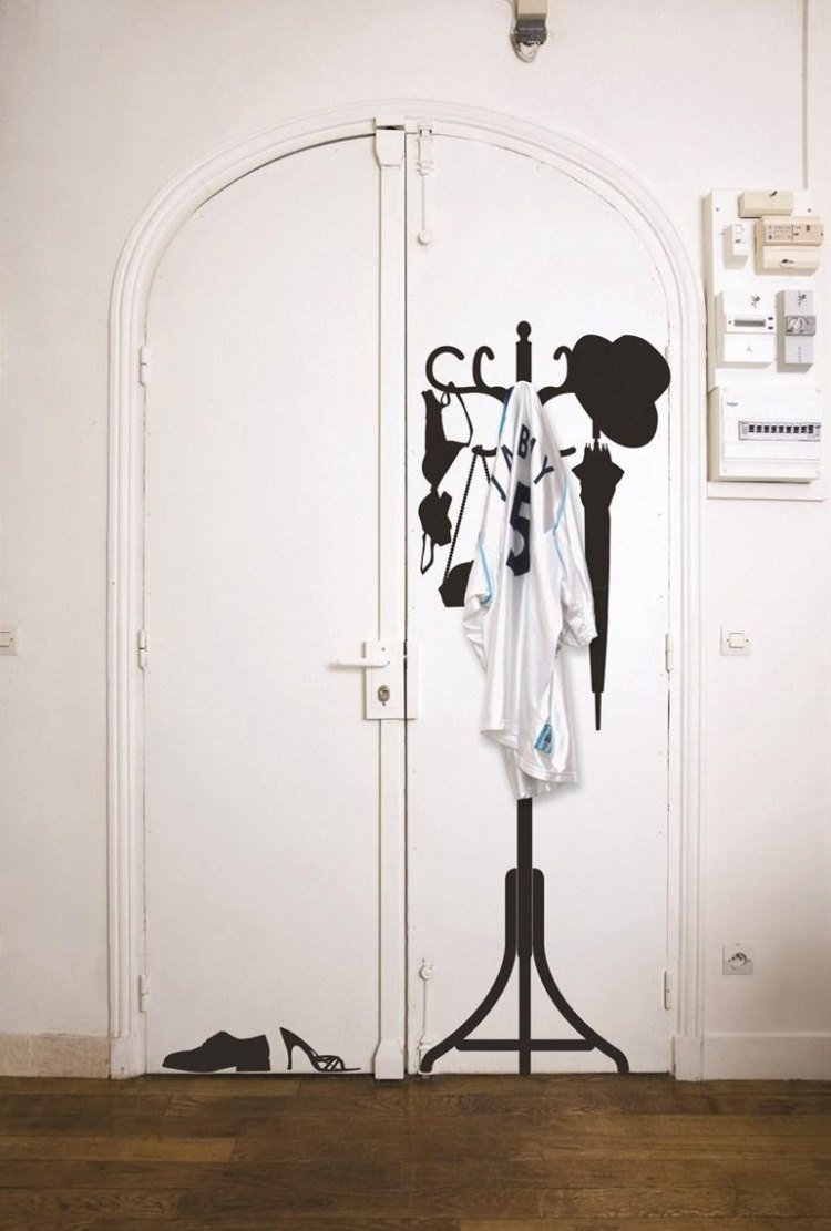 chodba-dekorácia-nápady-nálepky na stenu-oblečenie-stojan-silueta