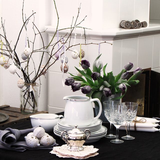 Nápady na dekoráciu pre veľkonočný stôl vetvy váza vajíčka prívesky tulipány riadu