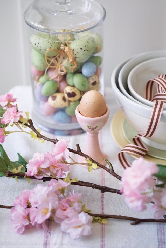 dekorácie veľkonočný stôl broskyňové vetvičky cookie jar sklenený pohár na vajíčko