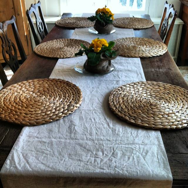 nápady na dekoráciu imitácia veľkonočné prestieranie na stôl, ratanové prestieranie črepníkové kvety
