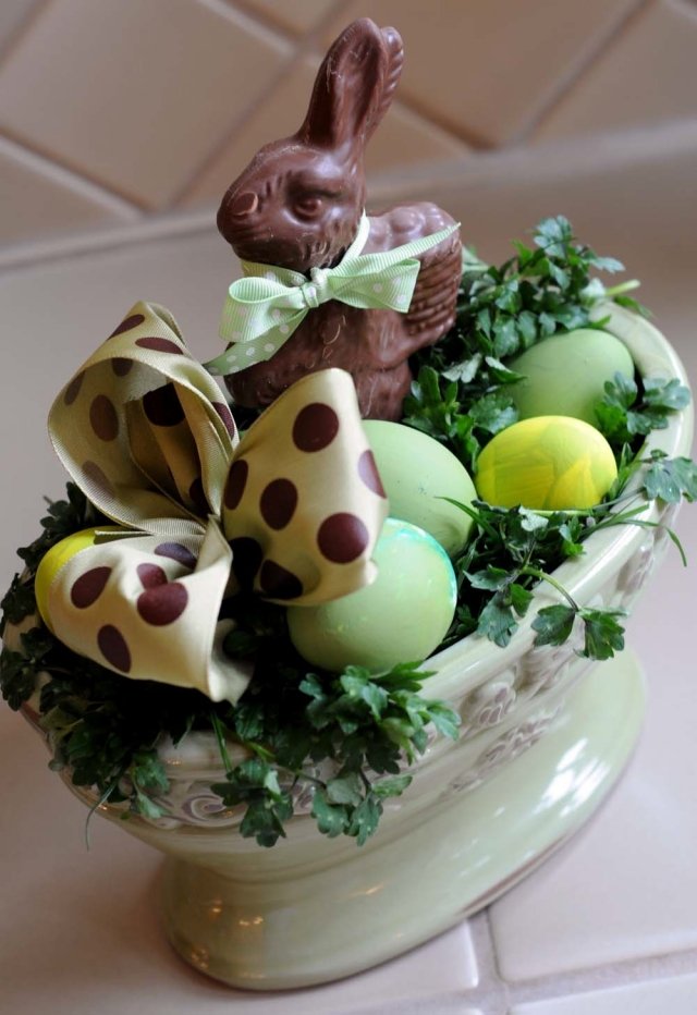 zdobenie veľkonočného stolu imitácia petržlenovej polievkovej misy vajíčka čokoládový zajačik