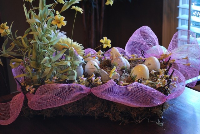 nápady na dekoráciu veľkonočný stôl imitácia vajíčok králiky box mach Scheife