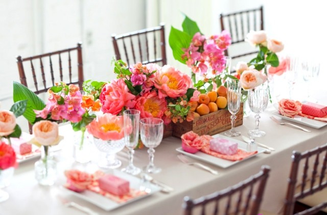 dekorácie veľkonočný stôl jarné kvety pivonky drevený box broskyne