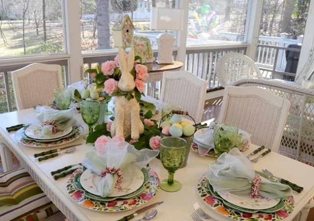 deco nápady veľkonočný stôl vedro vedro porcelán zajačie kvety veniec