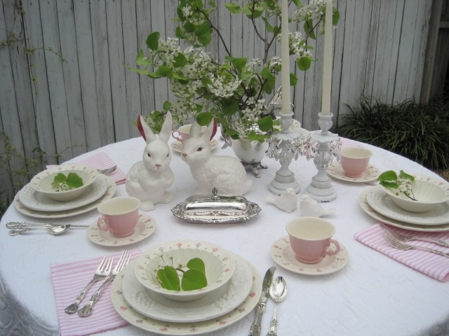 Nápady na dekoráciu pre záhradu veľkonočného stola vinobranie čerešňové vetvy riadu králiky
