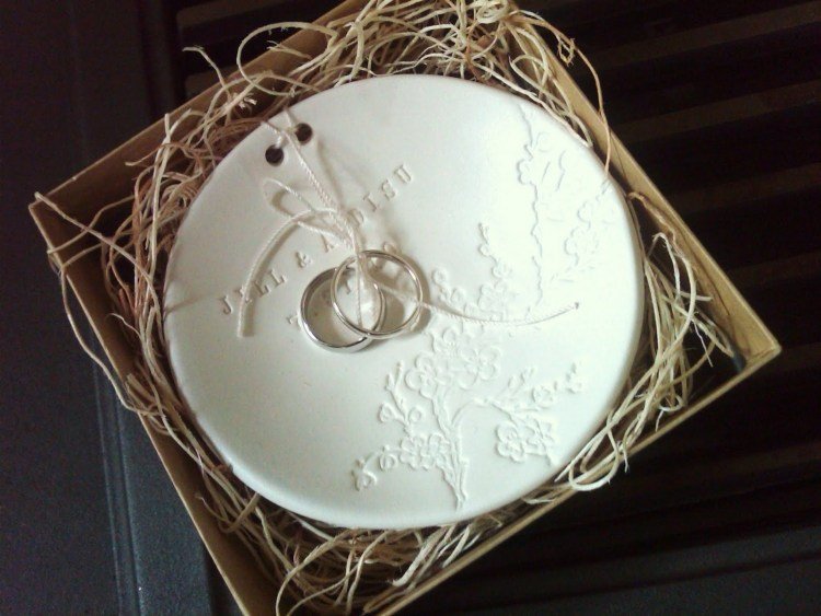 úžasný nápad - domáca misa z modelovacej hmoty so svadobnými obrúčkami Tipy na svadobný dar -krúžky-misa-modelovanie-hlina-biela-diy-tip