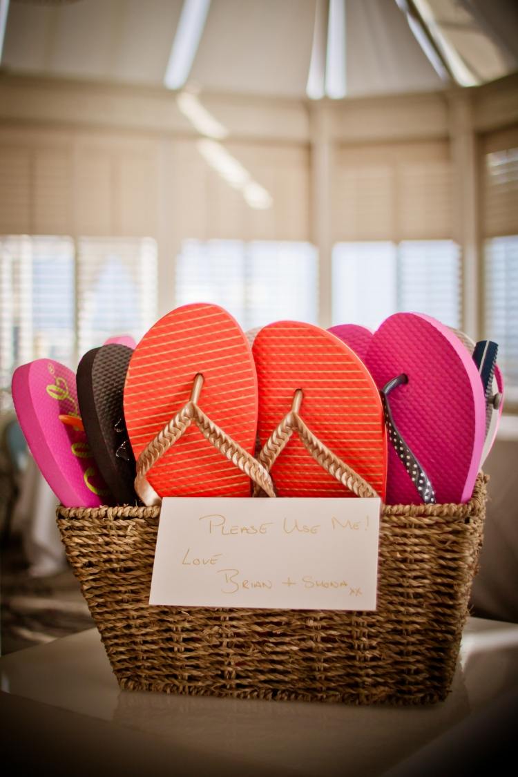 Pripravte tanečníkom košík s pohodlnými žabkami Tipy na darčeky na svadbu-šľapky-farebné-hostia-tancujúce-topánky-vtipný-nápad
