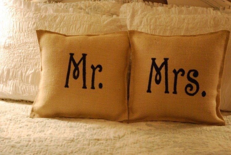 Vyrobte pre svoju manželku a manžela obliečky na vankúše nápady na darčeky-svadba-manželka-pán-vankúš-kreatívne-nápady-kutilstvo-zaujímavé-bavlna