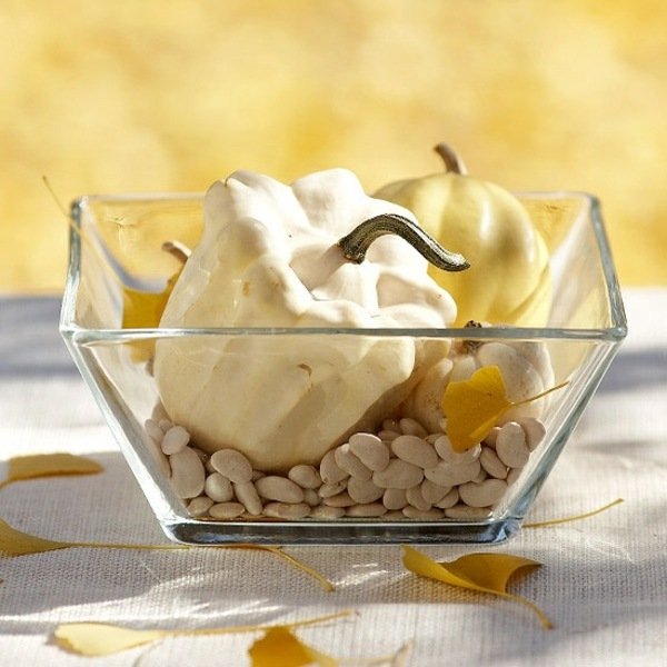 Včelí stôl zdobí malú misku ovocia