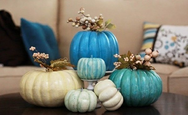 nápady na dizajn dekorácie stola s modrými tekvicami