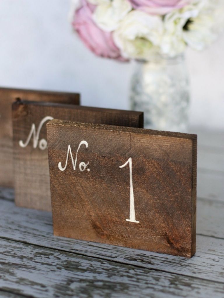 Na svadbu namaľujte čísla stolov na drevené dosky dekorácia stola pre svadobný stôl číslo nápad nápis na drevenej doske