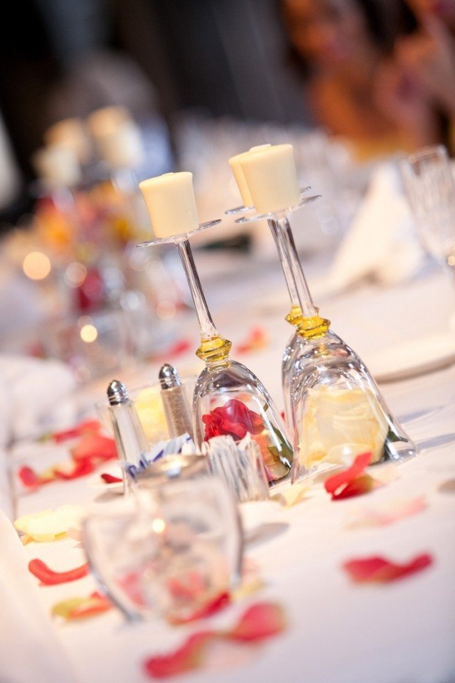 dekorácie svadobného stolu používajú poháre na víno ako svietniky dekorácia stola-svadba-pohár na víno-svietniky-použitie