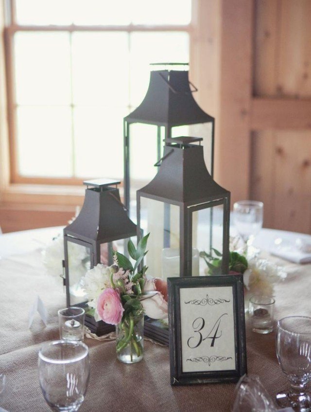 dekorácie na stôl svadobné vinobranie kovové sviečky lampióny pryskyřník dekorácia stolu-svadba-vinobranie-kov-lampa so sviečkami-ranunculus