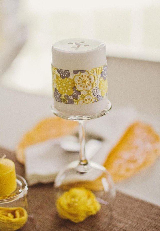 dekorácia stola svadba vlastnoručne vyrobte hodvábne kvety pohár na víno svietnik tupá sviečka dekorácia stola-svadba-urob si sám-hodvábne kvety-pohár na víno-držiak sviečky-matná sviečka