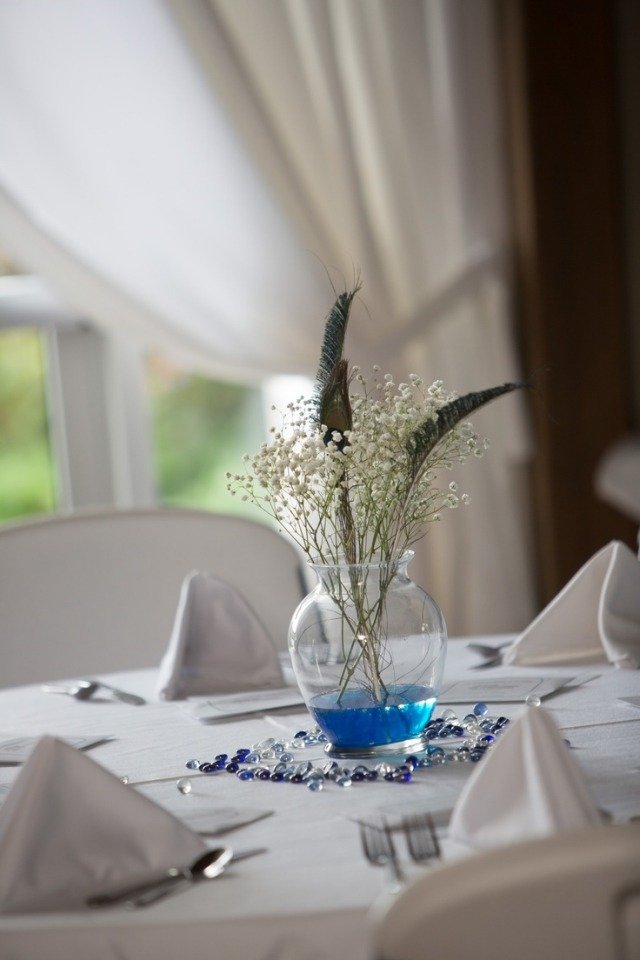 dekorácia stolu svadobné biele modré gypsophila perie dekorácia stola-svadba-biela-modrá-gypsophila-perie