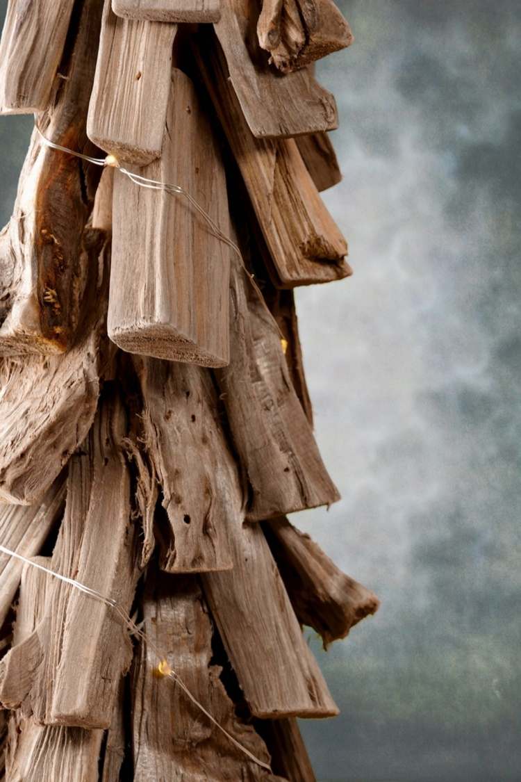 Na vianočné ozdoby použite naplavené drevo alebo malé kúsky dreva vianočná dekorácia-drotár-naplavené drevo-jedľa-kusy dreva-vianočný stromček-urobte si to sami