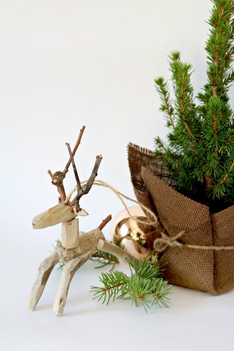 sladký nápad - vyrobte si jeleňa sami z naplaveného dreva vianočná dekorácia-drotár-jeleň-naplavené drevo-malá-jedľová-sklenená-gulička-zlatá-vrecovina-jutová šnúra
