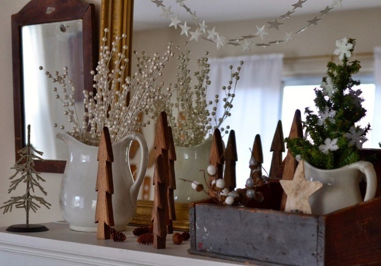ozdobte krbovú rímsu drevenými ozdobami na Vianoce vianočná dekorácia-drotár-krbová rímsa-zrkadlo-jedľové korálky-hviezda-váza-krásna
