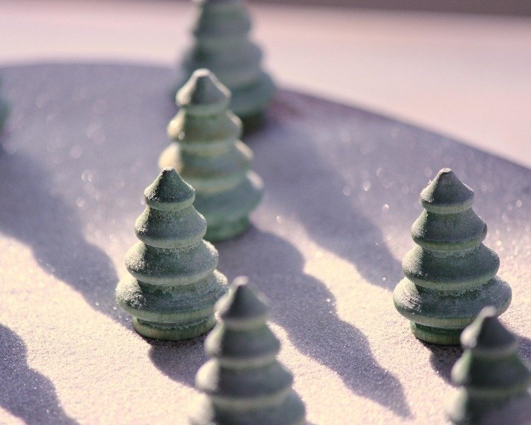 roztomilé figúrky jedlí vianočné dekorácie-drotár-vianočné-stromčeky-malé-dekoračné-kváskové-trblietky