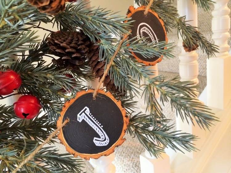 Vytvorte veniec z drevených diskov a ozdobte monogrammi vianočná dekorácia-drotár-veniec-drevo-kotúč-šnúra-čierna-farba-ozdoba-monogram