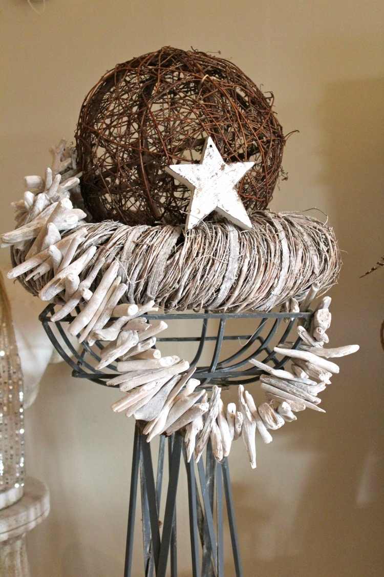 Vyrobte si zaujímavé dekorácie z naplaveného dreva a prútite sa Vianočná dekorácia-drotár-veniec-guľa-hviezda-veniec-naplavené drevo-biela-štýlová-samozrejme