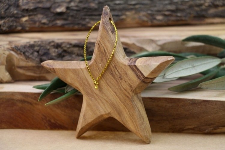 malá drevená hviezdička ako ozdoba vianočného stromčeka vianočné dekorácie-drotár-hviezda-vianočné stromčeky-dekorácie-zavesiť-ozdobiť