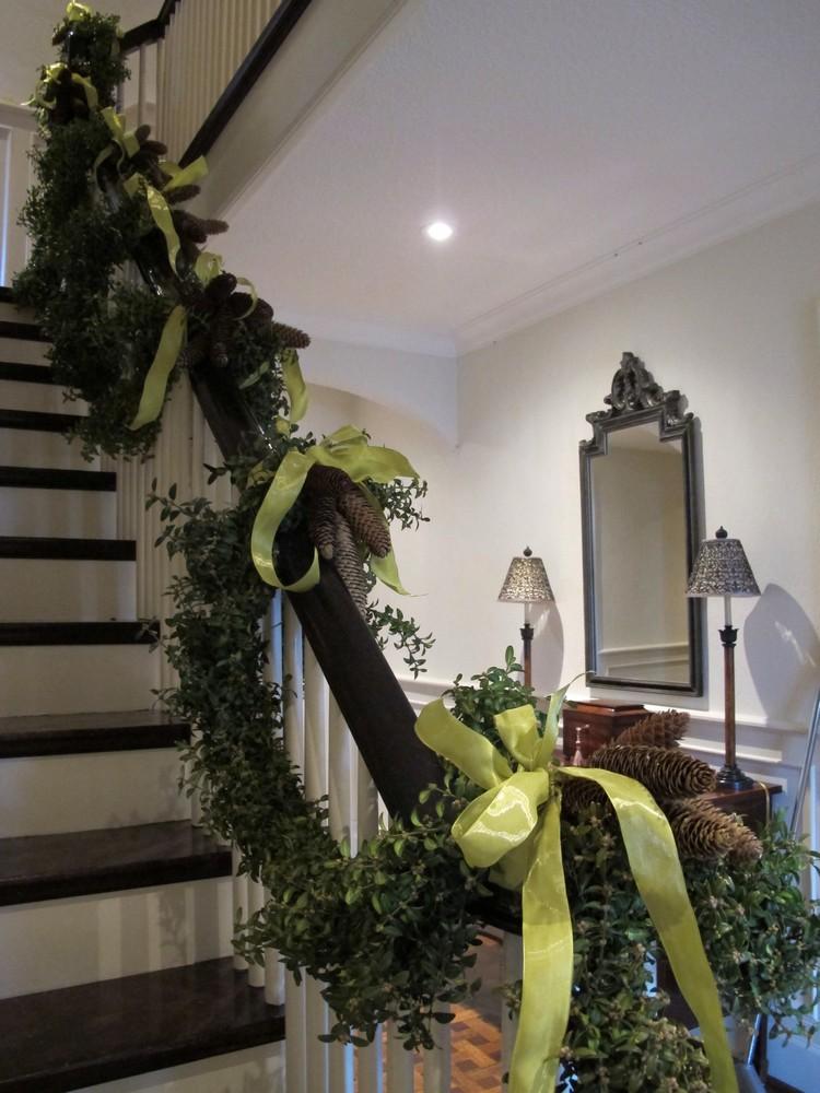 Vianočná dekorácia-veniec-buxus-konáre-schodiskové zábradlie