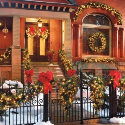 vianočné dekorácie-s-jedľou-veniec-víla-svetlá-vonku