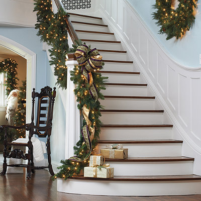 vianočné dekorácie-s-jedľou-veniec-schodisko-zábradlie-zlaté