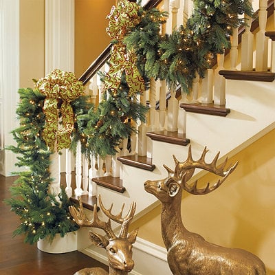 vianočné dekorácie-s-jedľou-veniec-zábradlie schodiska