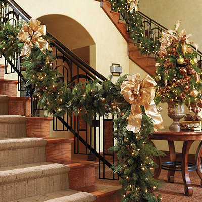 vianočné dekorácie-s-jedľovými girlandami-zlaté stužky