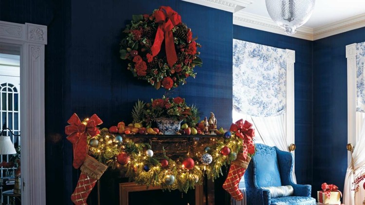 vianočná ozdoba s jedľovými girlandami ponožkový dizajn ponožky veniec stena