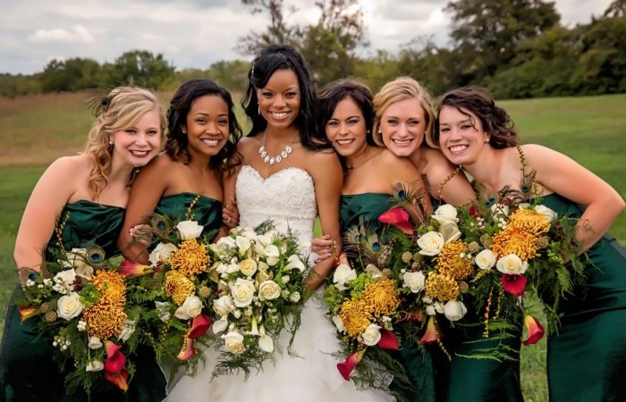 smaragdovo zelené šaty bez ramienok a svieže kytice kvetov Družičky šaty jeseň svadba smaragdovo zelené pávie perie