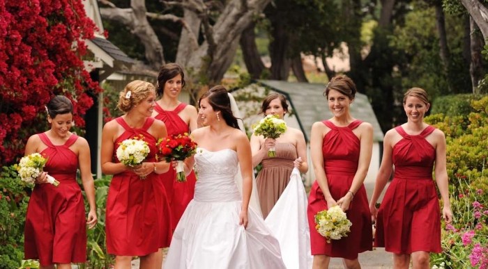 karmínové šaty pre družičky družičky-šaty-jeseň-svadba-karmín-krátke-elegantné