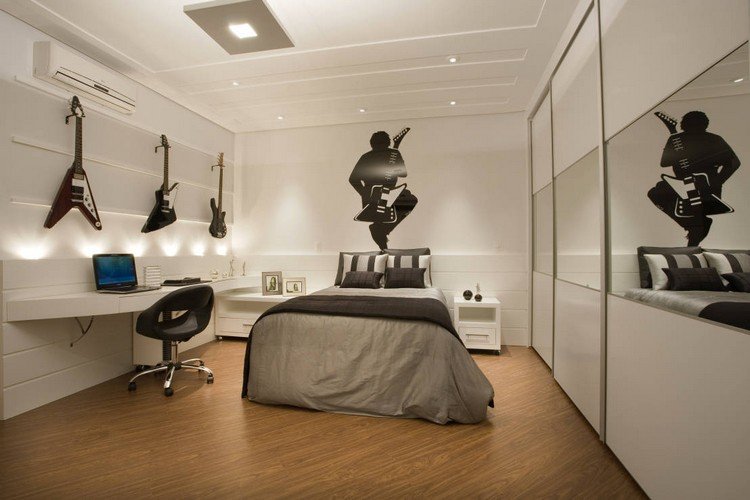miestnosť pre mládež-nápady-chlapec-stena-tetovanie-muž-hra-gitara-biela-ubúdajúca-drevená podlaha