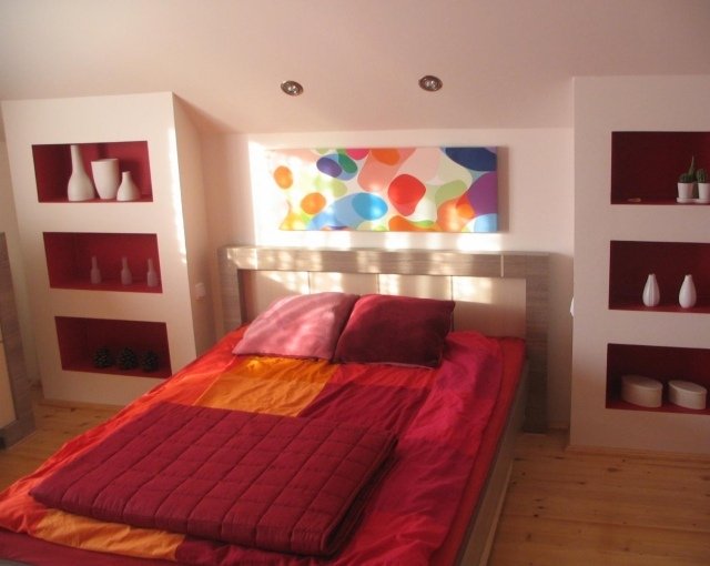 miestnosť pre mládež-nápady-dekorácia-dievčatá-šikmá strecha-červeno-namaľované-výklenky