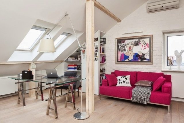 miestnosť pre mládež-nápady-dievča-podkrovie-fuchsie-farebná pohovka